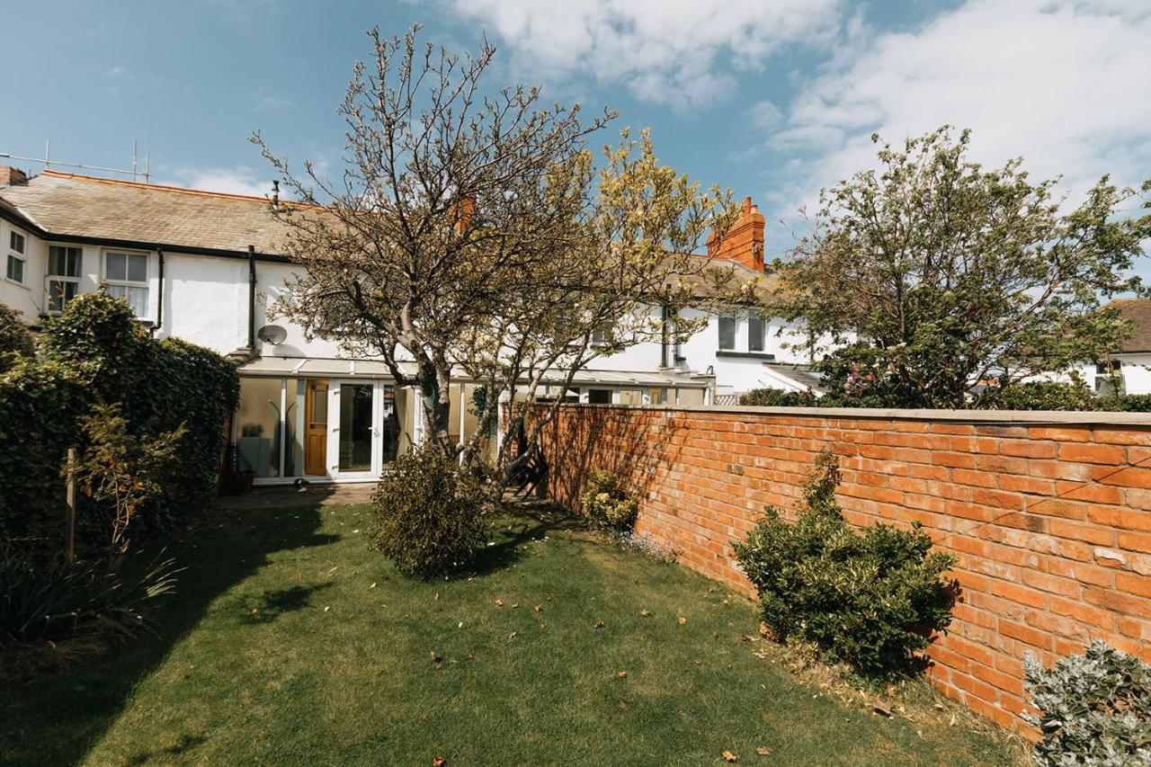 Willow Cottage - Cost 3 Bed Cottage In Penrhyn Bay With Sea Views With Access To Snowdonia Rhôs-on-Sea エクステリア 写真