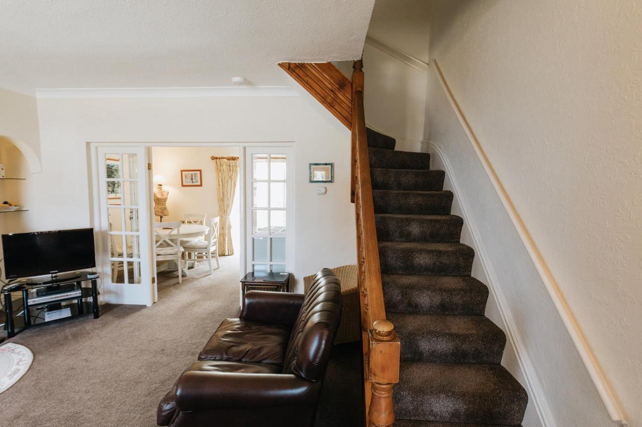 Willow Cottage - Cost 3 Bed Cottage In Penrhyn Bay With Sea Views With Access To Snowdonia Rhôs-on-Sea エクステリア 写真